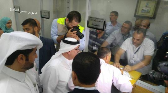العمادي يشرف على صرف المنحة القطرية لموظفي غزة