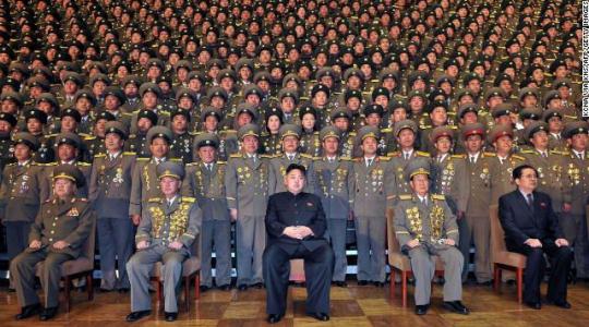 زعيم كوريا الشمالية وسط جنوده