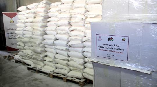 السفير محمد العمادي يعلن توزيع طروداً غذائية على مئات الأسر في غزة