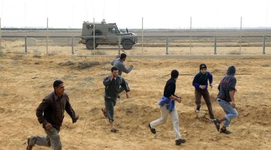 شبان يقتربون من السياج الحدودي شرق غزة