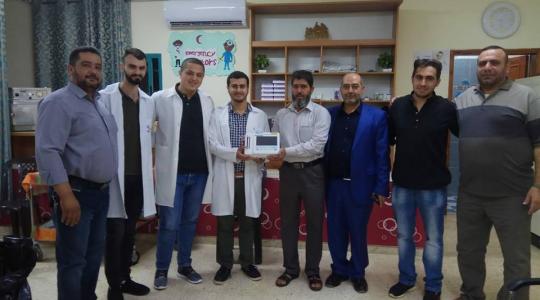 وفد من الجهاد في جنين يسلم مركز طوارئ عرابة جهازا لتخطيط القلب 