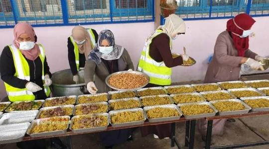"استبقوا الخيرات" توزع آلاف الوجبات في كل يوم جمعة..