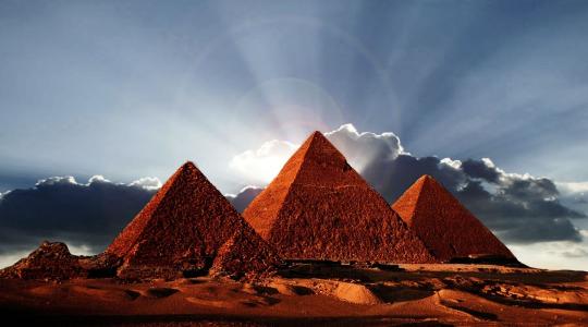 الأهرامات في مصر - صورة من الأرشيف