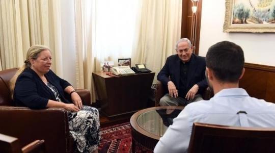 نتنياهو مع عائلة الإسرائيلي الذي قتل الأردني