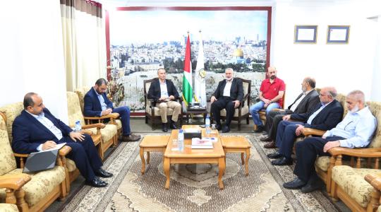 ميلادينوف يلتقي قادة حماس في غزة.JPG
