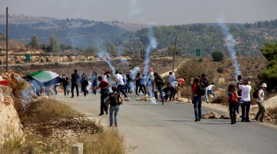 مواجهات بين شبان فلسطينيين وجنود الاحتلال في بيت أمر بالخليل