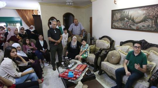 جانب من فرحة عائلة الطالب حمدان