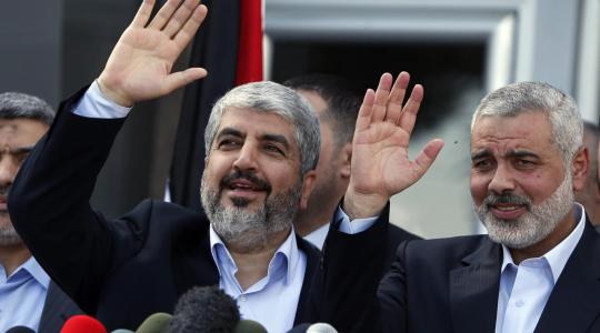 رئيس المكتب السياسي الجديد لحركة "حماس" إسماعيل هنية إلى اليمين برفقة رئيس المكتب السياسي السابق خالد مشعل إلى اليسار 