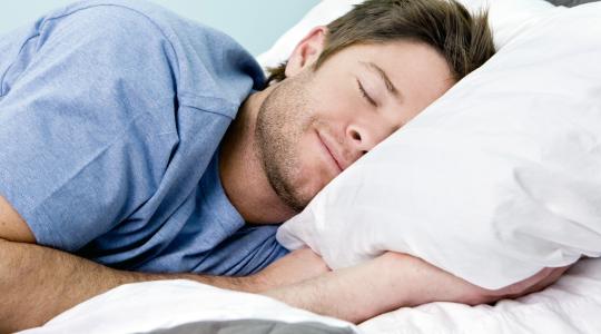 للمتزوجين.. هل تعلم فائدة النوم في سرير منفصل ؟