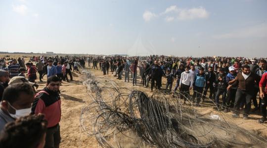 متظاهرون سلميون قبالة السياج الفاصل شرق غزة