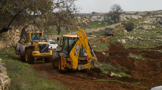 مستوطنون "إسرائيليون" يشرعون بأعمال تجريف لأراضي المواطنين في نابلس