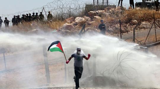 جنود الاحتلال يطلقون الغاز المسيل للدموع على المواطنين النشاركين في مسيرات الضفة الغربية
