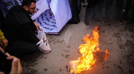 طالب من غزة يحرق "جواز سفره" أمام معبر رفح !