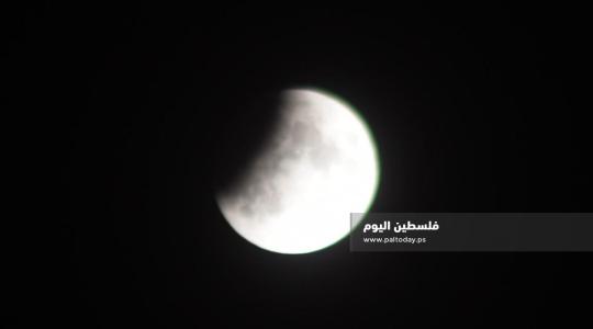 صور مباشرة لخسوف القمر من سماء مدينة غزة