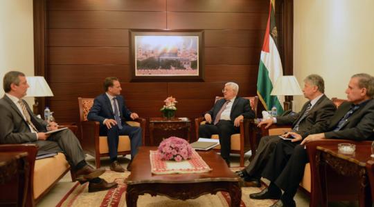 الرئيس عباس يلتقي مفوض الأونروا كرينبول