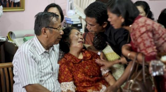 عائلة إندونيسية تبكي ابنا لها ضمن ركاب الطائرة المفقودة 