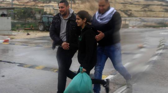 الطفلة "ملاك الخطيب" أثناء خروجهات من سجون الاحتلال أمس الجمعة