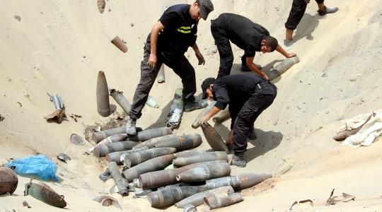 الشرطة تتلف العشرات من مخلفات الاحتلال الإسرائيلي بغزة