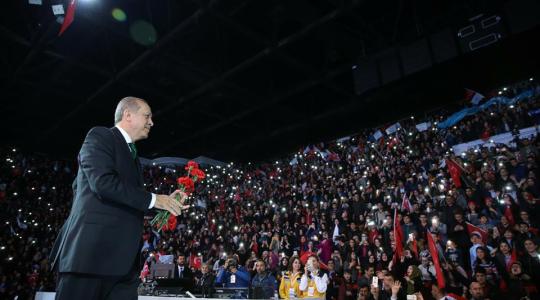 أردوغان يهنئ أنصاره على نتيجة الاستفتاء