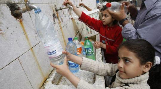 تعبئة مياه في غزة