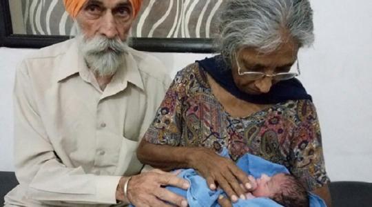 المراة السبعينية تحمل مولودها بجانب زوجها