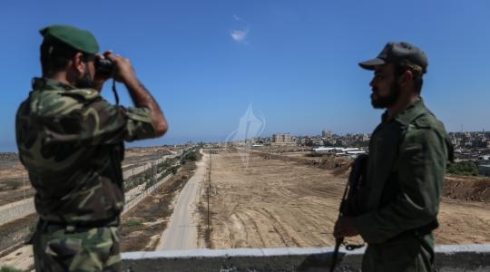 جانب من إنشاء المنطقة الأمنية العازلة على حدود غزة