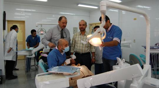 صورة أرشيفية لطلبة الأسنان خلال التدريب