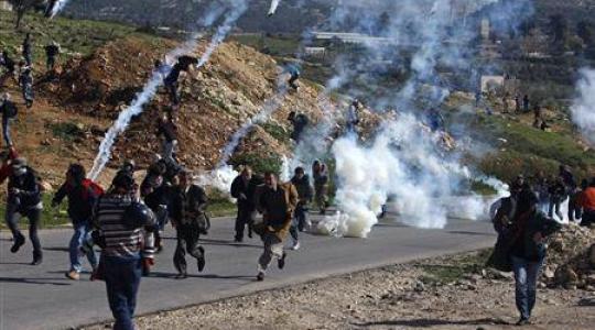 الاحتلال يطلق قنابل مسيلة للدموع لتفريق المواطنين في المسيرات الأسبوعية المندد بالاستيطان والجدار