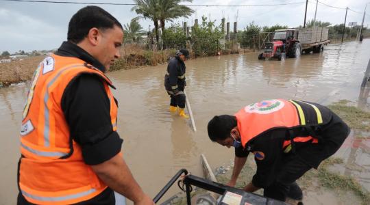 رئيس بلدية دير البلح  يتابع ميدانيا المناطق المتأثرة بكمية الأمطار  وآليات العمل