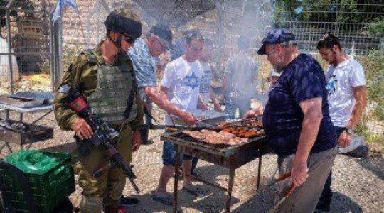 مستوطنون وجنود الاحتلال يقيمون حفل شواء على باب معتقل عوفر الإسرائيلي