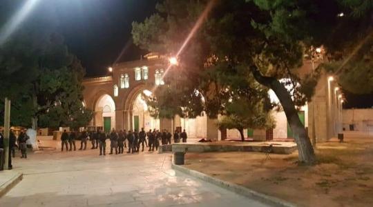 لحظة اعتداء الاحتلال على المصلين