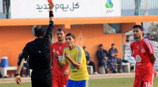 حكم يرفع الكرت الأحمر في احد لقاءات الدوري الممتاز