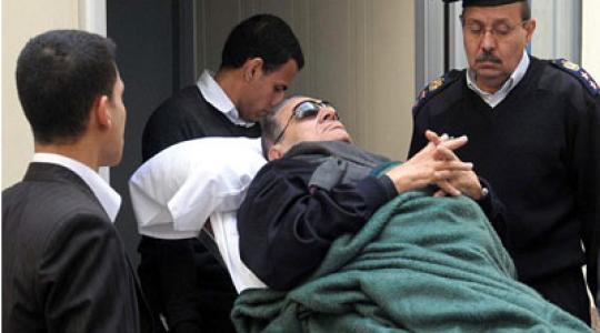 مبارك أثناء نقله للمحكمة
