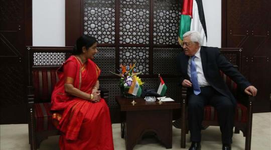 عباس و وزيرة خارجية الهند