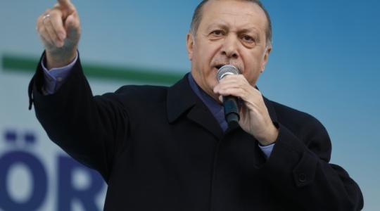 أردوغان خلال اجتماع انتخابي تمهيدا للاستفتاء في شرق تركيا (رويترز)