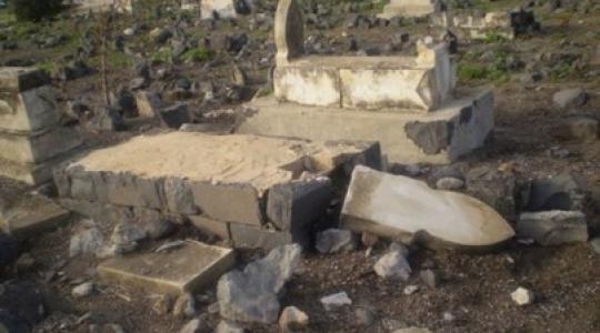 المتطرفون اليهود يحطمون شواهد القبور