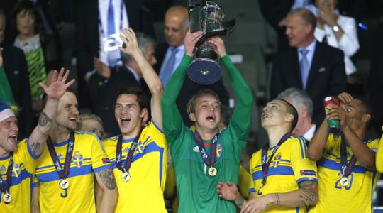 لاعبو السويد يرفعون كأس بطولة أمم أوروبا تحت 21 عاما