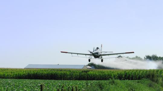 طائرات الاحتلال ترش مبيدات سامة
