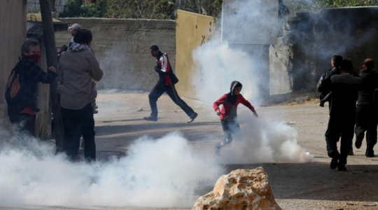 حالات اختناق جراء اطلاق الاحتلال غاز مسيل للدموع