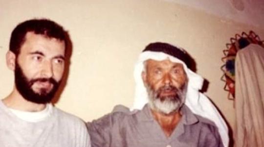 صورة للشهيد يحيى عياش مع والده