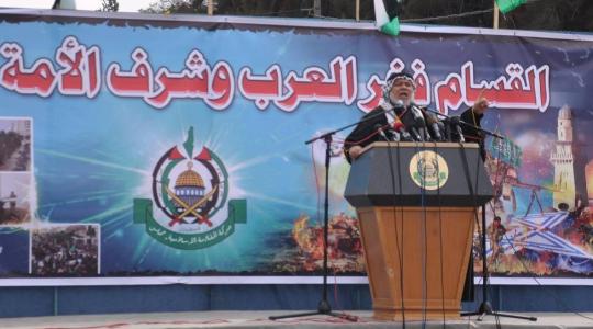 د. مروان ابو راس القيادي في حركة حماس من أمام مقر السفارة المصرية بغزة