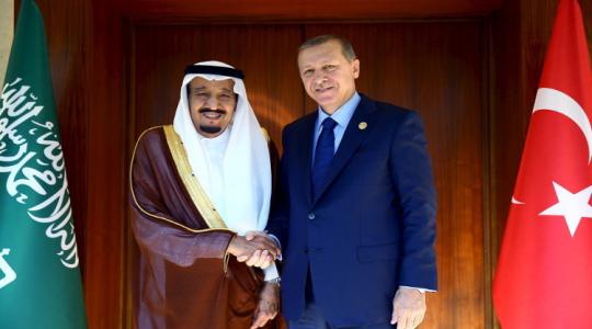 يمين الصورة الملك سلمان إلى جانب الرئيس اردوغان