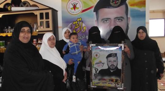 لجنة التواصل الجماهيري في الجهاد تزور عائلة الشهيد ياسر الجعبري 