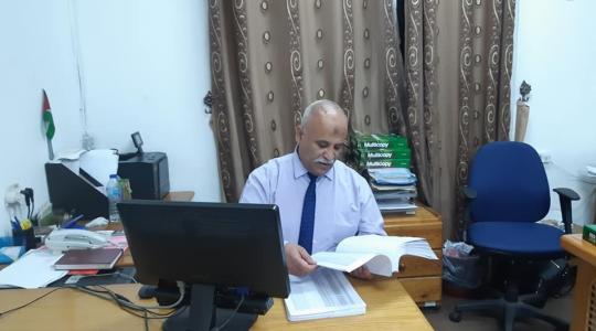 وكيل وزارة الشؤون الاجتماعية في غزة أثناء تجهيزه لكشوفات منحة الـ 100 دولار
