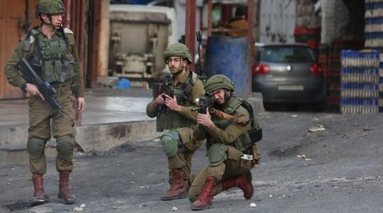 قوات الاحتلال تطلق النار على الشبان في الخليل