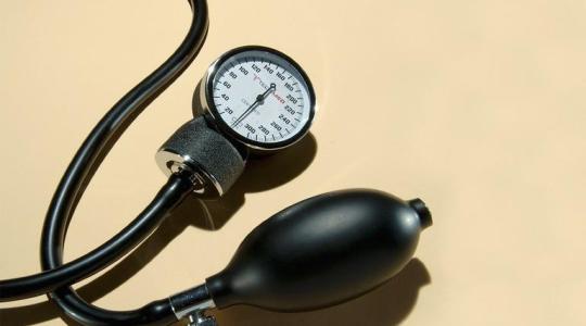 أعراض وأسباب وعلاج ضغط الدم المزمن والمفاجئ