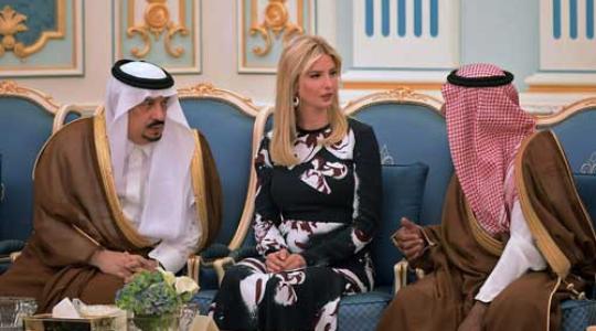 ايفانكا ترامب تتوسط أميرين سعوديين 
