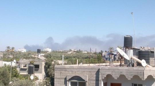 الدخان يتصاعد من الموقع العسكري المستهدف