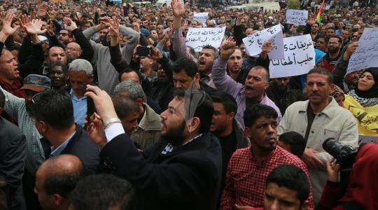 جانب من تظاهر موظفي السلطة في غزة ضد خصم الرواتب 