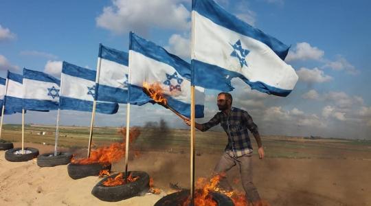 حرق العلم الإسرائيلي على حدود غزة